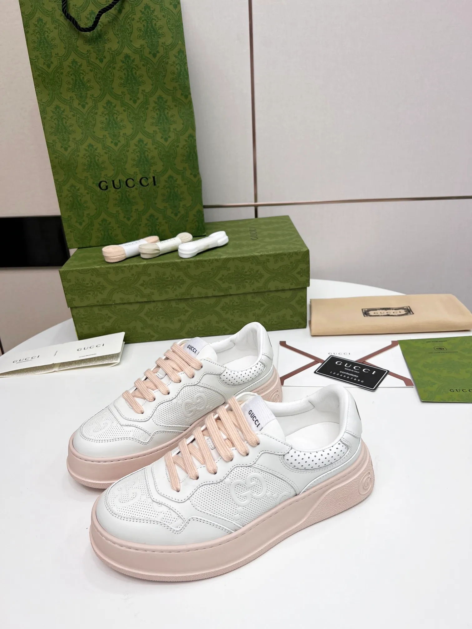 👟👟Ex-factory price 480👟👟 Women's Shoes Women's Clothing Women's Shoes Women's Clothing Women's Shoes Women's Clothing Gucci - the new Chunky lightweight soft thick sole sports series! G's biscuit shoes for couples, Gucci counter style, and Gucci catwalk style! The style design is light, luxurious and retro...thick sole increases height...similar to an upgraded version of classic white shoes! Original customized cowhide fabric (classic old floral fabric, perforation, embossing process) original foam lightweight outsole, GG Logo on the heel, 4cm thick sole, classic Gucci webbing... Women's 35-40